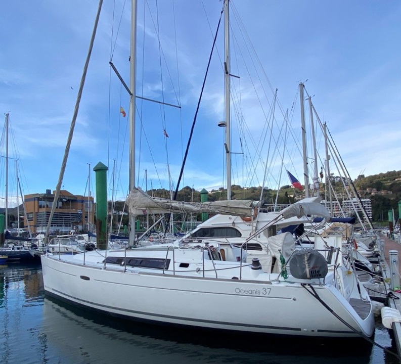 OCEANIS 37
